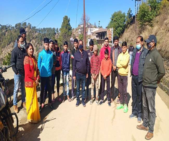 लोहाघाट में सड़क की दुर्दशा को लेकर गल्लागांव के ग्रामीणों ने ईई और एई का किया घेराव