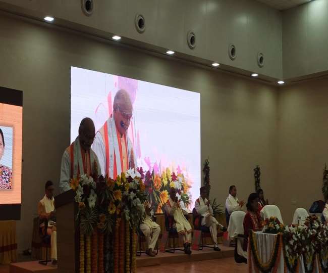 उप्र राजर्षि टंडन मुक्त विश्वविद्यालय के दीक्षा समारोह में शिक्षार्थियों को पदकों से नवाजा गया