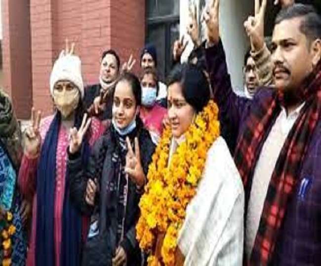 Uttarakhand Election 2022 : टिकट कटने के बाद नहीं मानी संध्या, निर्दलीय भरा पर्चा, लालकुआं-रामनगर में डैमेज कंट्रोल में जुटी कांग्रेस