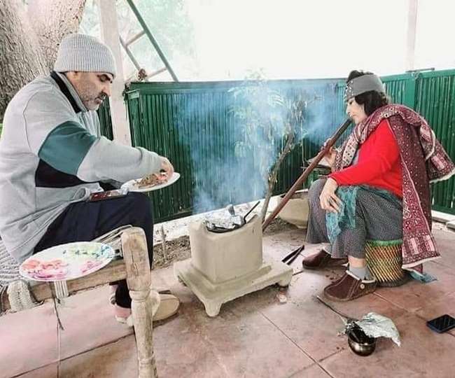 UP Election 2022: चौधरी जयंत का चाट खाते तो संजीव बालियान का खाना खाते फोटो वीडियो वायरल