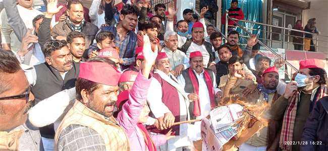 जानें, सपाइयों ने क्यों फूंका मुख्यमंत्री योगी का पुतला, जमकर नारेबाजी