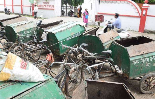 ना गाड़ी वाला आया, ना कचरा उठा, नाराज सफाईकर्मियों ने किया हड़ताल