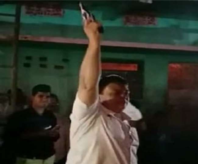 तृणमूल नेता का दबंगई वाला वीडियो वायरल होने से गरमाई राजनीति, रात के अंधेरे में बंदूक से हवाई फायरिंग