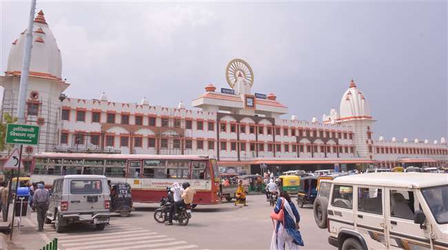 वाराणसी कैंट स्टेशन : रेलवे पार्सल में मिली गड़बड़ी, लाइसेंसी से वसूला 34 हजार रुपये जुर्माना