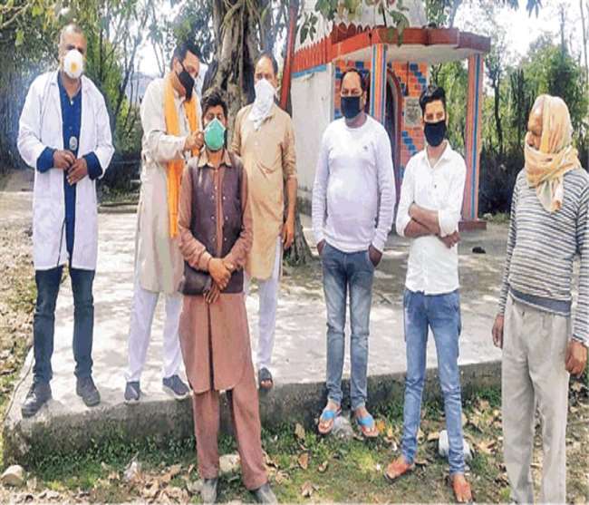 कोरोना से लड़ने का जुनून: नेशनल हेल्थ मिशन के कई कर्मचारी ग्रामीण क्षेत्रों में लोगों को कर रहे जागरूक