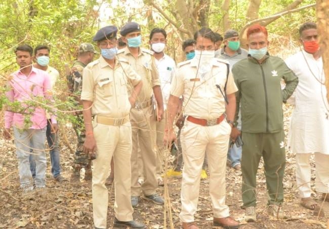 चाकू से गला रेतकर हत्या के बाद शव को जलाया
