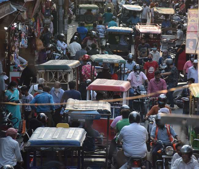 मुरादाबाद में बाजारों में नहीं हो रहा कोरोना गाइडलाइन का पालन, प्रशासन ने उठाया सख्त कदम, बिना मास्क लगाए बाजार आने पर लगेगा 500 रुपये जुर्माना