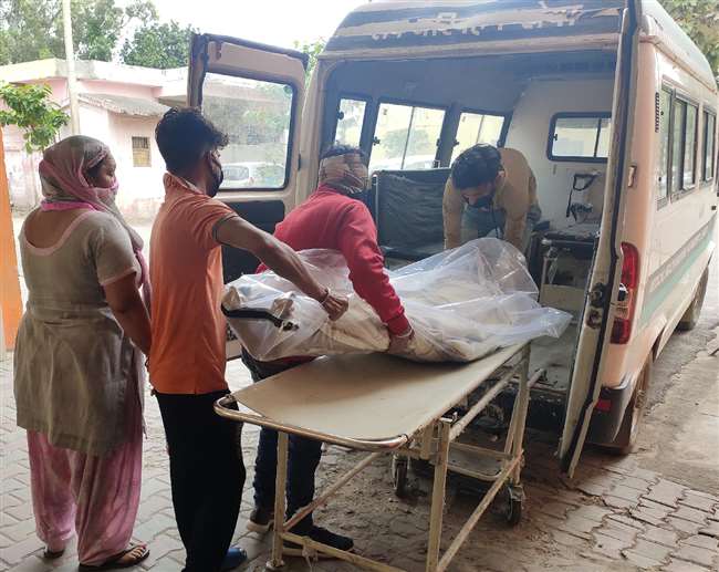 Coronavirus News Update Moradabad : मुरादाबाद में कोरोना आशंकित का शव लेकर अस्पताल से भागे परिजन Moradabad News