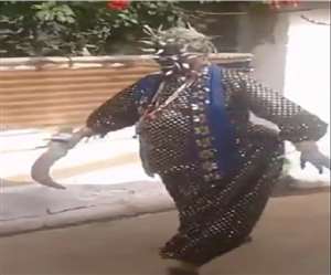 कोरोना वायरस के संक्रमण को फैलने से रोकने के लिए मास्क जरूर लगाएं।