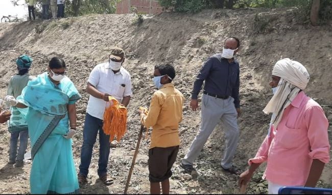 श्रमिकों से मिलने पहुंचीं सांसद, मास्क व सैनिटाइजर बांटा