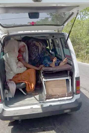 ट्रक की टक्कर से ट्रैक्टर-ट्राली पलटी