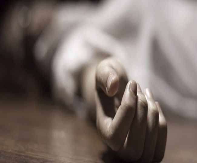 चाईबासा में पत्नी को छुरा घोंपकर मार डाला, खुद अस्पताल में मौत से कर रहा संघर्ष