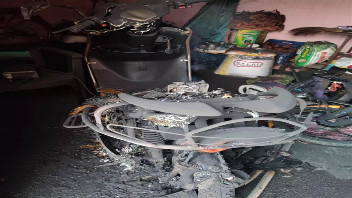 Hero EV Fire Incidents: फिर लगी एक और इलेक्ट्रिक स्कूटर में आग! कहीं चार्जिंग के समय आप भी तो नहीं कर रहें यही गलती