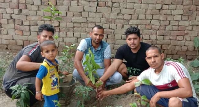 किसान युवा क्लब के सदस्यों ने किया पौधारोपण