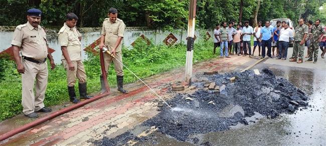 करंट से बीच सड़क में उठा धुआं, हड़कंप