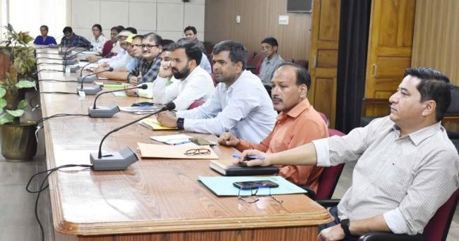 धनाभाव में लंबित योजनाओं को पूरा करने के लिए मांगे प्रस्ताव