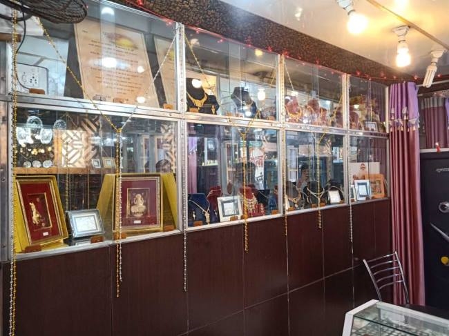 सुविधा नदारद, बिना हाल मार्क के बिक रहे हैं आभूषण