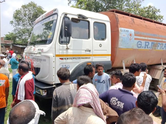 टैंकर से कुचलकर दो वर्षीय मासूम की मौत, पति-पत्नी घायल