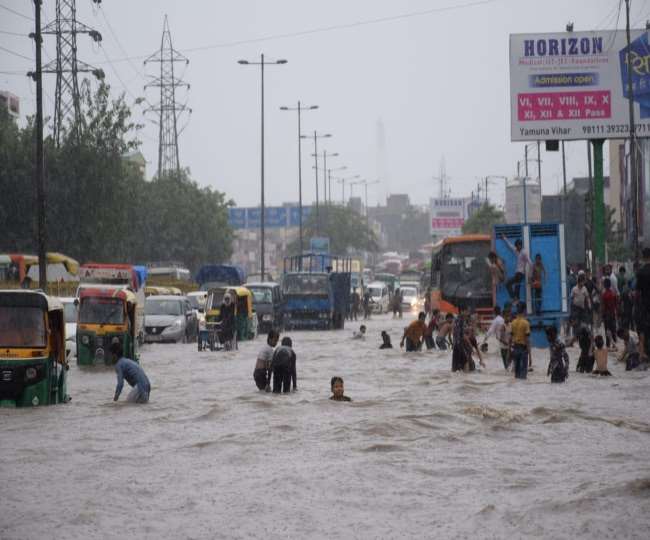 Delhi Weather News Update: दिल्ली-एनसीआर में हो रही आफत की बारिश, पढ़िये- IMD की ताजा भविष्यवाणी