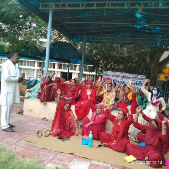 अंतरराष्ट्रीय बेटी दिवस पर किरण वेलफेयर सोसाइटी ने बेटियों को किया सम्मानित