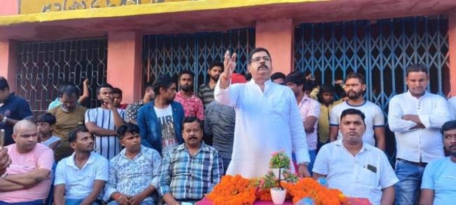 रोजगार के नाम पर बेरोजगारों को किया जा रहा गुमराह : संतोष सिंह