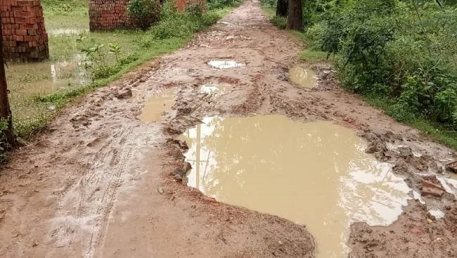 बारिश के चलते कीचड़ से भरी सड़कें, लोगों में आक्रोश