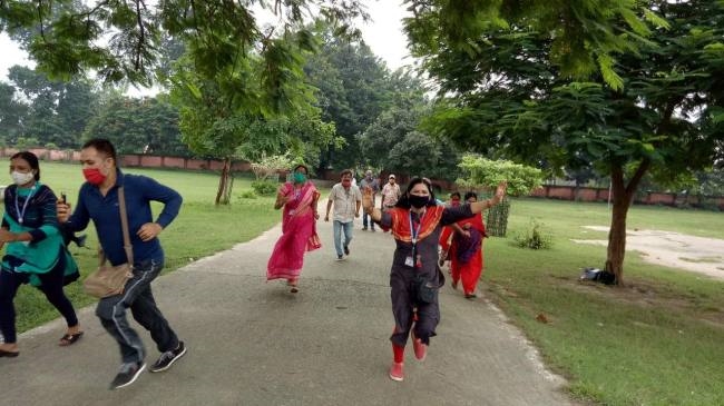 शिक्षकों ने लगाई दौड़, फिट होने का संदेश