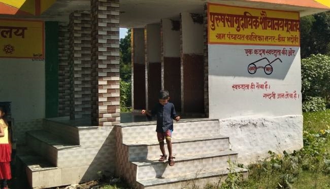 रंग-रोगन कर चमकाया, शौचालय में दरवाजा नहीं लगवाया