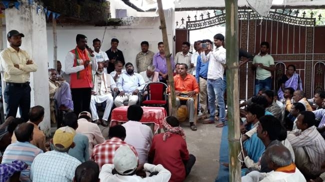 लाभुकों के साथ सांसद ने मनाई दीपावली