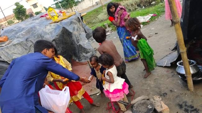 गरीब बच्चों के बीच बंटी मिठाई व फूलझड़ी