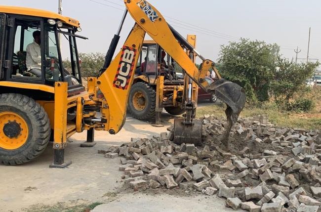 एक्सप्रेस-वे अथारिटी ने हटवाए अवैध निर्माण