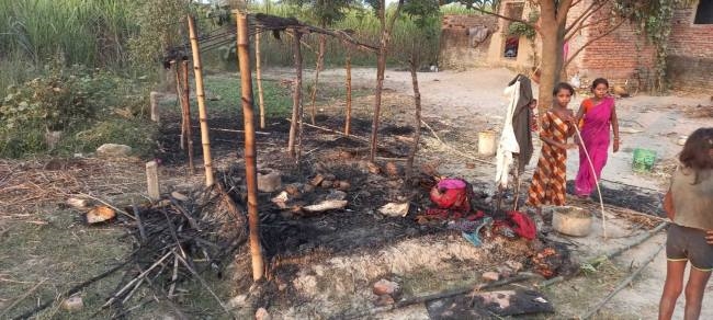झोपड़ी में लगी आग, ग्रामीणों की मदद से बची बच्ची की जान