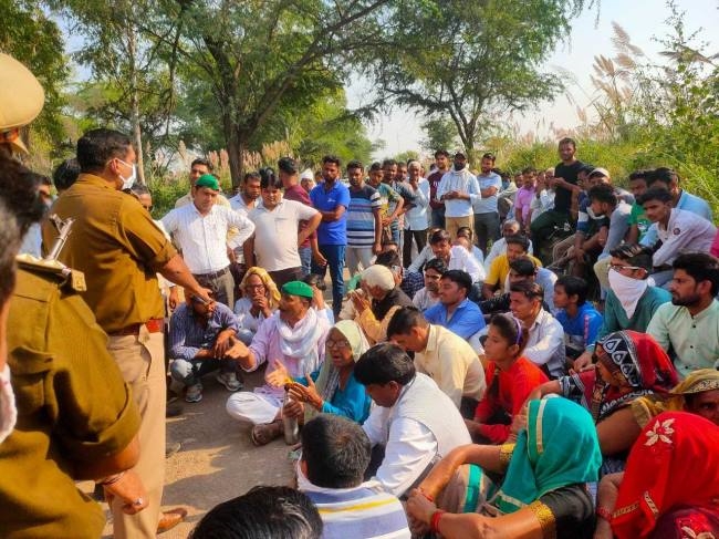 हंगामा कर ग्रामीणों ने चिह्नित जमीन की चारदीवारी का कार्य रोका