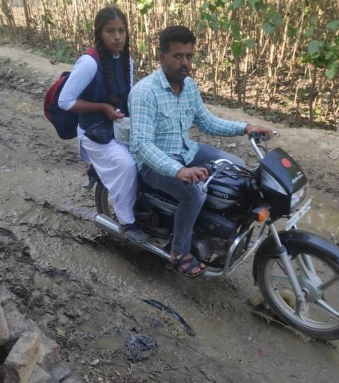सालों से जलभराव से कारण गंदे पानी से गुजरने को मजबूर हैं ग्रामीण