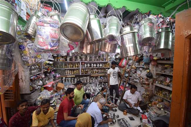 दीपावली 2021 : श्री समृद्धि के त्योहार के लिए वाराणसी में सजने लगा मिक्स बर्तन का बाजार