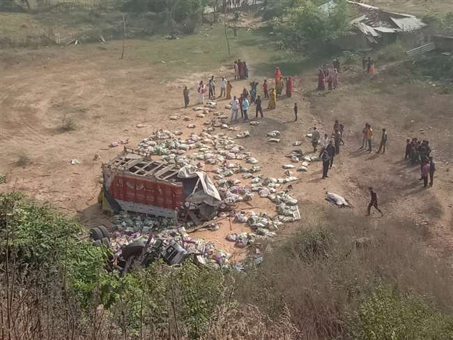 Road Accident in Sonbhadra : सोनभद्र की मारकुंडी घाटी में गेहूं लदा ट्रक गिरा, हादसे में दो लोगों की मौत