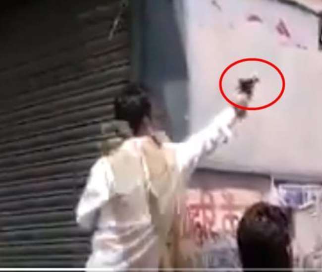 Breaking News: अलीगढ़ सिटी के बाजार में फायरिंग, पिस्टल लहराते हुए निकले बाइक सवार, खलबली