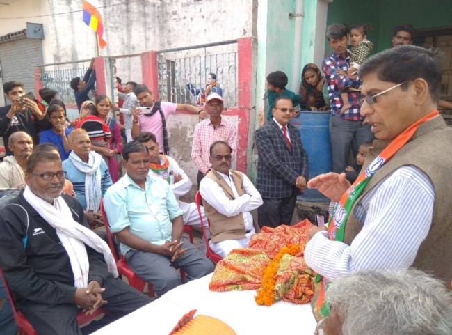 सामाजिक संपर्क अभियान में समस्याओं पर घिरे राज्यमंत्री