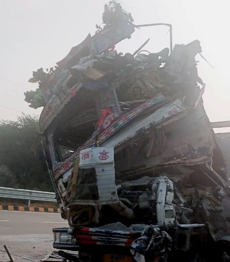 एक्सप्रेस वे पर डंपर में ट्रक ने मारी टक्कर, क्लीनर सहित दो की मौत