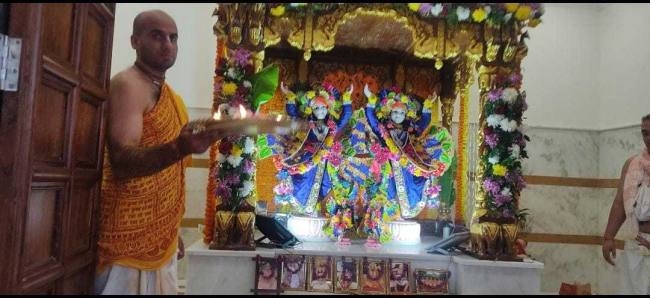 शंखनाद के साथ खोले इस्कान मंदिर के द्वार, भक्तों ने लगाए हरे कृष्णा हरे कृष्णा के जयघोष