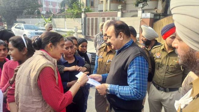भर्ती प्रक्रिया को रद करने की मांग को लेकर दिया धरना