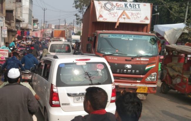 जाम की गिरफ्त में रहा जंक्शन मार्ग, रेंगे वाहन