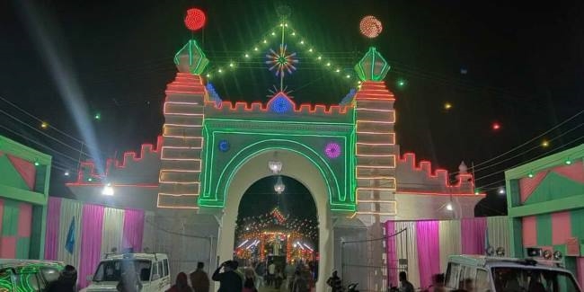 डीएम के बटन दबाते ही रोशनी से नहा उठा इटावा महोत्सव परिसर