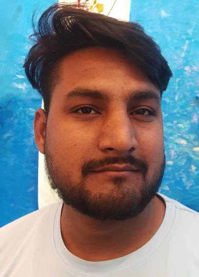 पटरी पर सज रहीं दुकानें, राहगीर परेशान