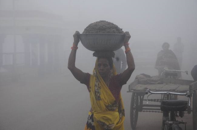 सुबह होते ही कोहरे ने घेरा आसमान, तापमान भी गिरा