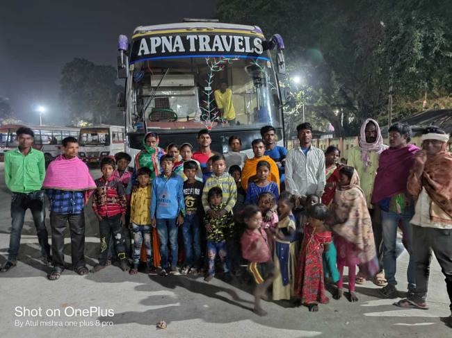 बस छोड़कर भागा ड्राइवर, बिहार के मजदूर मेंहदावल में फंसे