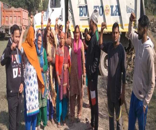 पांवटा साहिब में खेतों के बीचोंबीच मलबा फेंकने पर कंपनी के खिलाफ गरजे ग्रामीण