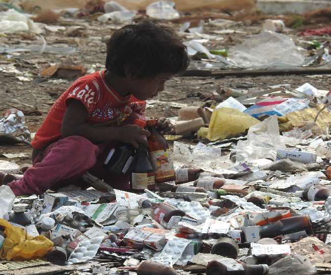 बड़ी लापरावही, गोरखपुर में कूड़े के ढेर में फेंकी गई कई कुंतल एक्सपायर दवाएं