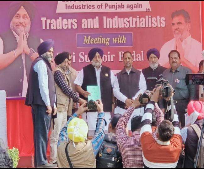 लुधियाना में पब्लिक एक्शन कमेटी ने SAD प्रधान सुखबीर बादल को साैंपा Green Manifesto, घाेषणापत्र में शामिल करने की मांग