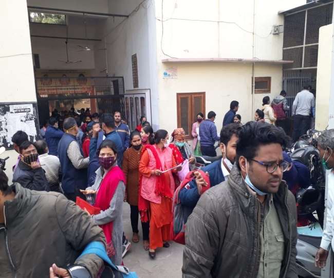 UPTET: परीक्षा स्थगित होने पर बवाल की आशंका को लेकर पुलिस अलर्ट, सेंटरों के बाहर बढ़ाया गया पुलिस फोर्स